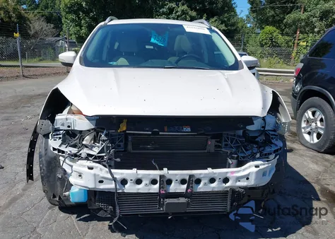 2017 Ford Escape Titanium z USA, uszkodzony, nr VIN 1FMCU9J93HUD64447